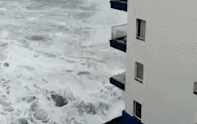 Kinh hãi cảnh sóng cao 12 m đánh sập ban công tầng 3 trong cơn bão dữ tợn Ảnh 2