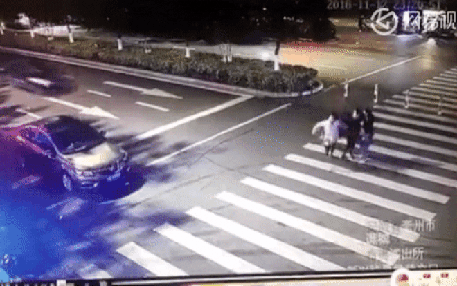 Xe hất bay người đi bộ với vận tốc cực nhanh, tài xế bỏ trốn khỏi hiện trường Ảnh 2