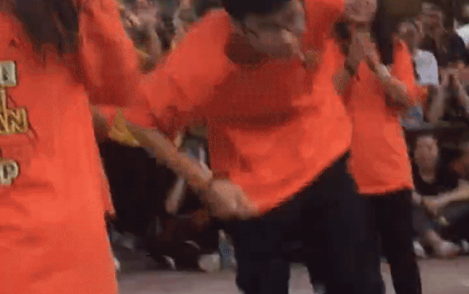 Thầy giáo trẻ khiến cư dân mạng phấn khích bởi vũ điệu tự do cùng học trò trong cuộc thi nhảy chào mừng ngày 20 -11 Ảnh 2