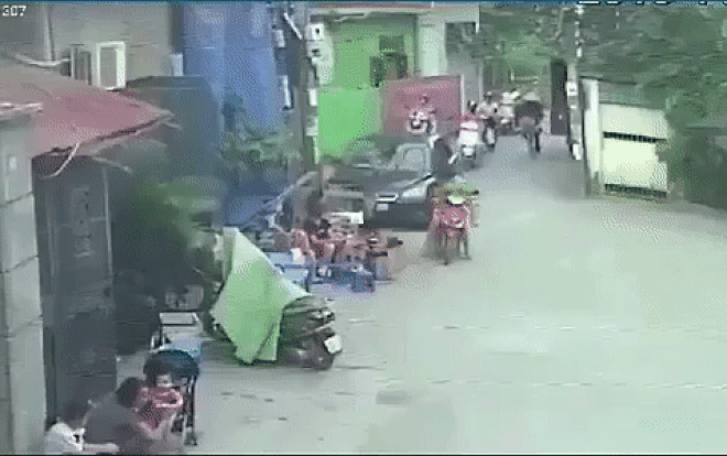 Ô tô nghi đạp nhầm chân ga tông thẳng vào quán nước, cuốn người vào gầm xe Ảnh 2