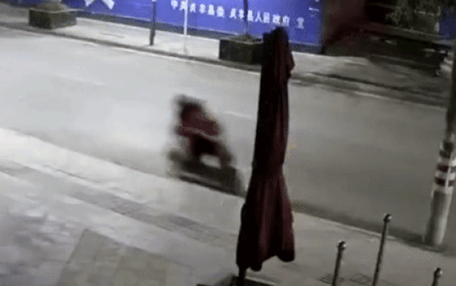 Giúp bạn lái xe đuổi theo người yêu, cô gái đâm sầm vào cột điện Ảnh 2