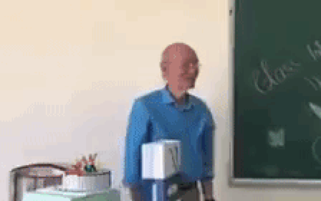 Clip thầy giáo 74 tuổi vẫn đua trend dùng ngón tay 'bắn tim' cực điệu nghệ khiến cả lớp náo loạn Ảnh 2