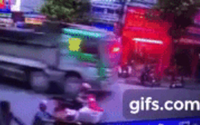 Khoảnh khắc thần chết xoa đầu khiến cô gái một phen rụng rời đến nhớ đời Ảnh 2