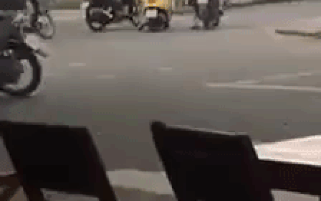 Đang đi đường bỗng quăng xe máy đập mũ bảo hiểm, cô gái khiến mọi người bất ngờ vì hành động lạ lùng Ảnh 2