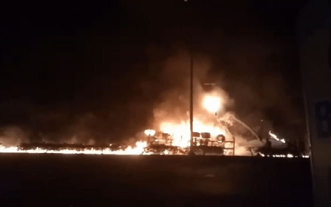 Xe bồn chở xăng bốc cháy dữ dội sau lao vào hàng loạt dân, ít nhất 6 người thiệt mạng Ảnh 2