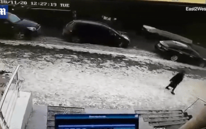 Đang đi trên vỉa hè, cụ bà chết tức tưởi khi bị cả tảng băng rơi trúng đầu Ảnh 2