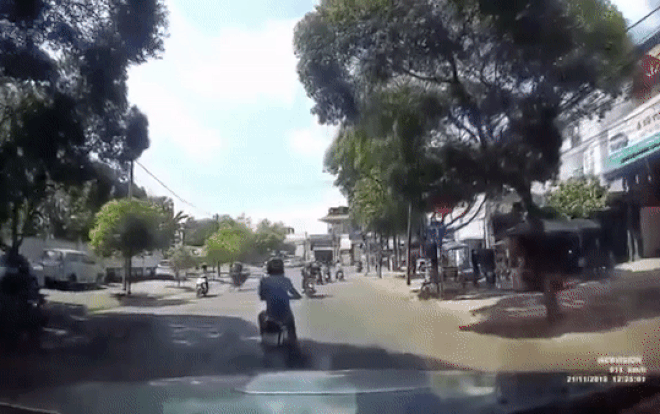 Người đàn ông bất ngờ dừng xe giữa đường bị bấm còi inh ỏi vẫn thờ ơ khiến cánh tài xế thở dài ngao ngán Ảnh 2