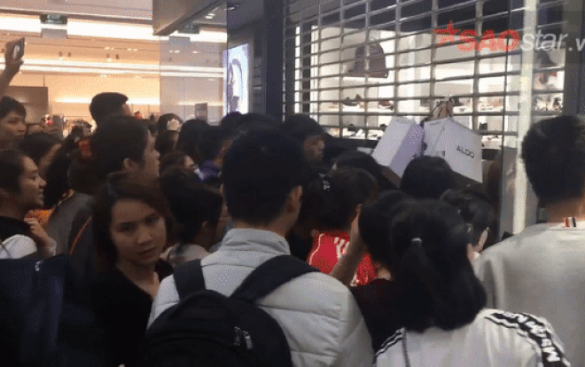 Clip đông nghịt khách hàng chen lấn hỗn loạn, quầy hàng giảm giá khủng ngày Black Friday phải đóng cửa sắt Ảnh 2