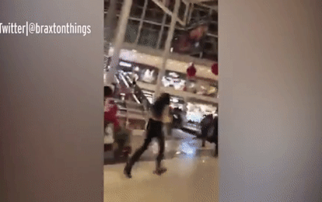 Nổ súng ở trung tâm thương mại, người mua sắm Black Friday bỏ chạy trong hoảng sợ Ảnh 2