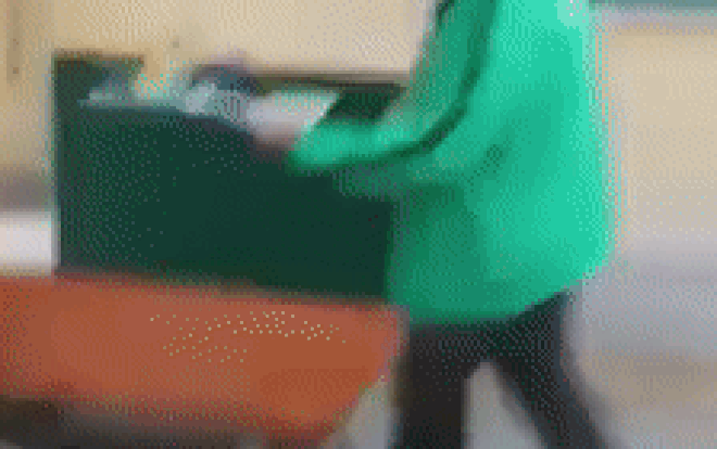 Clip nữ sinh một trường ĐH đến lớp sớm 15 phút liền bị bảo vệ và lao công đuổi ra ngoài gây tranh cãi dữ dội Ảnh 2