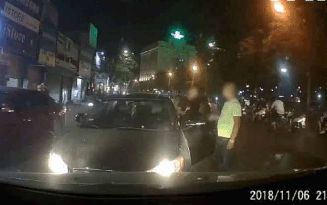 Clip bật đèn pha vô tội vạ, tài xế bị 'xử' đến mức sợ xanh mặt ngay trên phố Ảnh 2