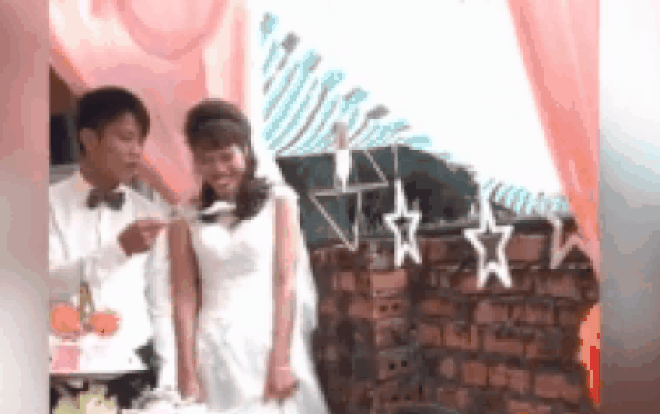 Chết cười cảnh cắt bánh kem, chú rể đưa dao lên miệng cô dâu ép ăn trong đám cưới Ảnh 2