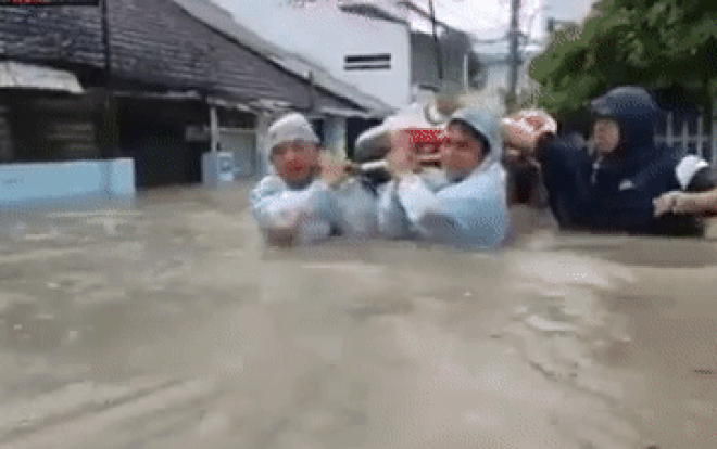 Xúc động hình ảnh nhân viên y tế vượt dòng nước lũ khiêng bệnh nhân đi cấp cứu Ảnh 2