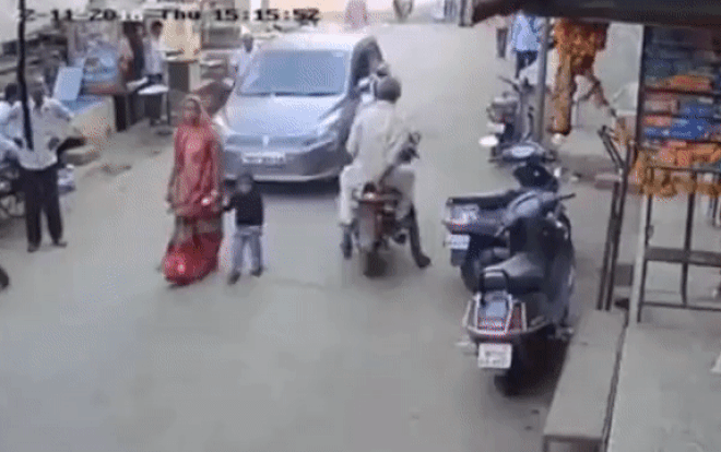 Bị xe ô tô tông thẳng vào người, hai mẹ con thoát chết thần kỳ Ảnh 2