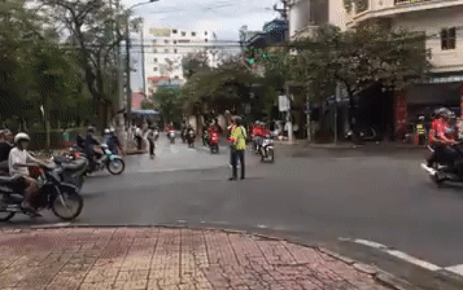 Nhóm phượt thủ ngang nhiên chặn người đi đường cho đoàn hàng chục xe máy lao vun vút qua ngã tư Ảnh 2