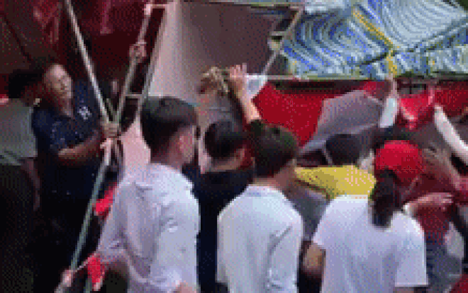 Đắng lòng đám cưới ngày bão gió thổi bay cả rạp, quan viên hai họ nghỉ ăn hớt hải ra dọn bàn ghế Ảnh 2