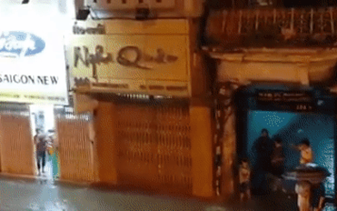 Giữa mênh mông biển nước, thanh niên vác loa ra cửa hát 'Gọi đò' làm người đi đường cười sặc Ảnh 2