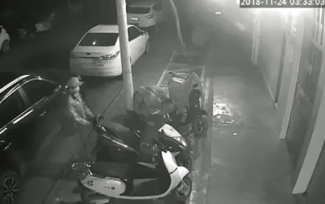 Rình trộm xe 3h sáng, thanh niên khiến người xem há hốc miệng bằng tuyệt chiêu 'vác thần chưởng' Ảnh 2