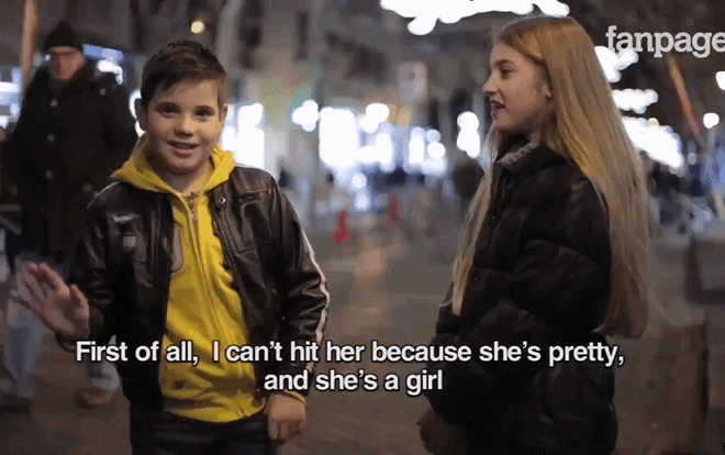 Clip ghi lại phản ứng bất ngờ của các nam sinh khi được yêu cầu tát bạn nữ thật mạnh khiến 40 triệu người vỡ òa Ảnh 2