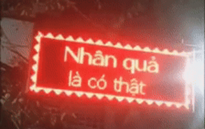 Cay cú vì 2 con chó nhà bị đánh bả chết, khổ chủ đầu tư hẳn bảng led để 'khẩu nghiệp' với hàng xóm Ảnh 2