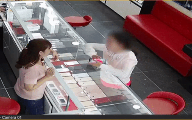 Xôn xao clip người phụ nữ trộm iPhone 'dễ không ngờ' ngay trước mặt nhân viên bán hàng Ảnh 2