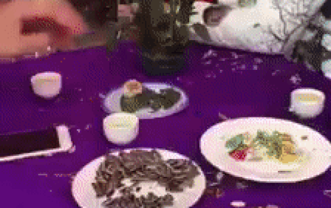 Đang dự đám cưới lại gặp ăn xin, chàng trai liền bốc tặng nắm kẹo và cái kết không thể ngọt ngào hơn Ảnh 2