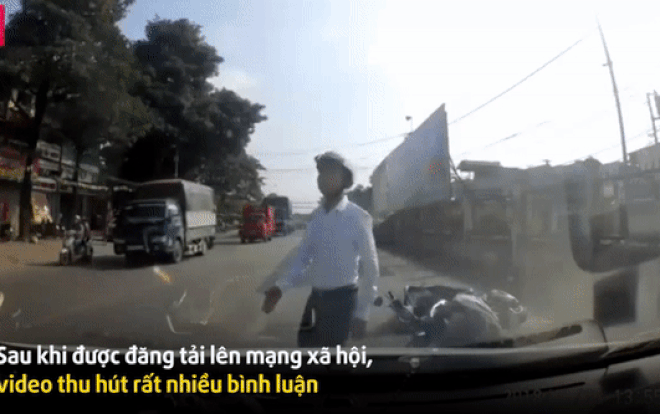 Va chạm giao thông ngã sõng soài ra đường, cách ứng xử của 2 tài xế khiến nhiều người khen ngợi Ảnh 2