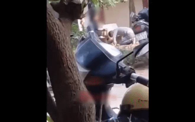 Chàng trai quỳ gối dập đầu lia lại trước mặt cô gái ngay trên phố Hà Nội gây xôn xao cộng đồng mạng Ảnh 2