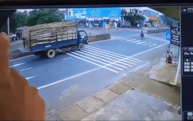 Đánh lái tránh cụ ông đạp xe qua đường, xe tải lật nhào như phim hành động đè móp đuôi xế hộp CX5 Ảnh 2