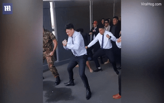 Nam thiếu niên bật khóc khi thực hiện điệu nhảy tiễn đưa người bạn quá cố gây xúc động Ảnh 2