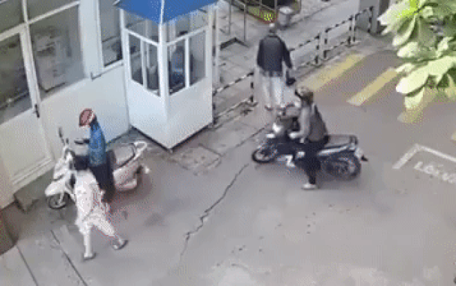 Clip cô gái bị cướp điện thoại ngay giữa phố và màn rượt đuổi đau đớn Ảnh 2