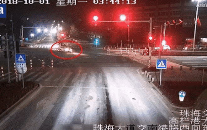 Tài xế say xỉn lái ô tô kéo lê xe máy suốt 10 km Ảnh 2