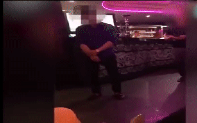 Quay lén khách nữ đi vệ sinh suốt 26 phút, nam nhân viên karaoke ê chề khi bị bắt quả tang Ảnh 2