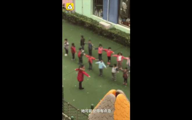Phẫn nộ vì clip cô giáo mầm non bạt tai, đẩy ngã hàng loạt học sinh chỉ vì không thuộc động tác thể dục Ảnh 2