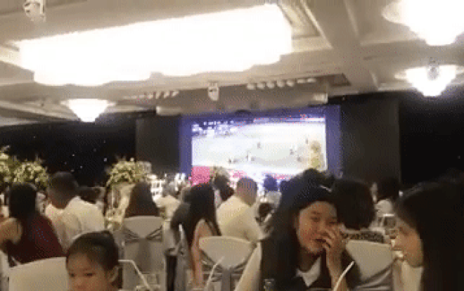 Đám cưới chất hơn nước cất với màn hình led chiếu trận bán kết Việt Nam - Philippines, cả hôn trường náo loạn khi Việt Nam ghi bàn Ảnh 2