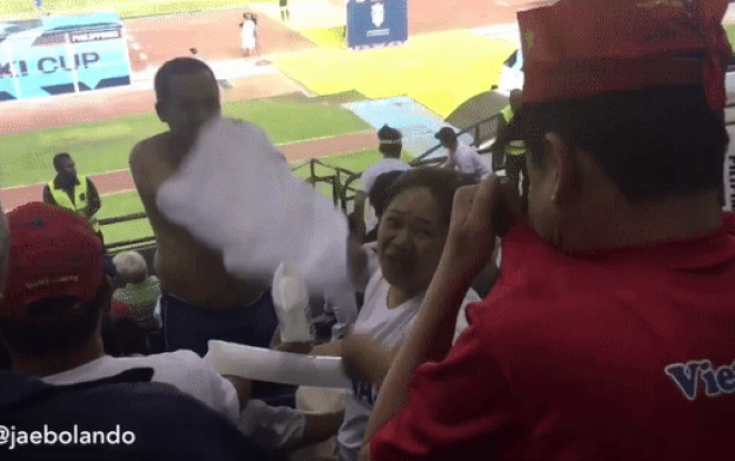 Hành động cởi áo bất ngờ của 2 CĐV Việt Nam và Philippines trên khán đài được ca ngợi 'đây chính là thể thao' Ảnh 2