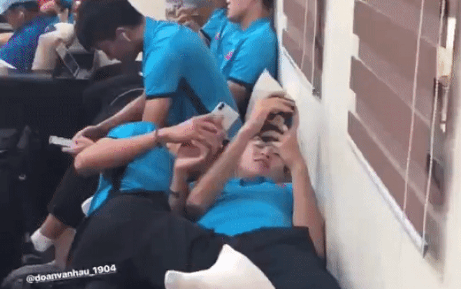 Fan cười ngất khi Văn Hậu quấn quít gác chân lên người Duy Mạnh khiến Đình Trọng 'phát ghen' Ảnh 2