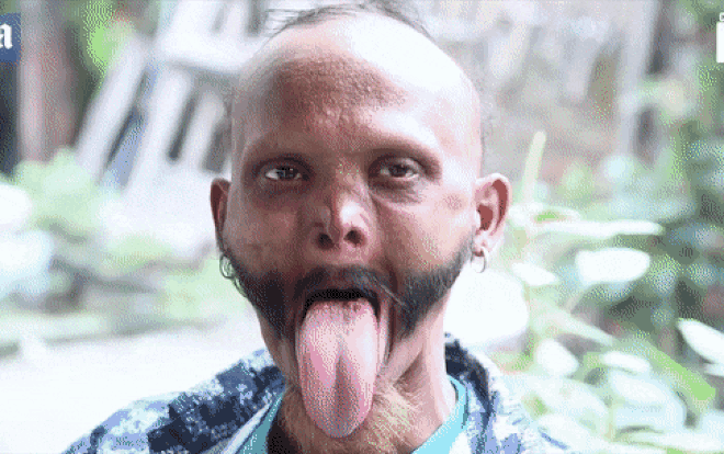 Kỳ lạ người đàn ông có thể dùng lưỡi chạm tới trán Ảnh 2