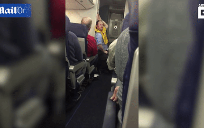 Nam tiếp viên 'múa cột' nóng bỏng trên máy bay khiến hành khách 'cười vỡ bụng' Ảnh 2