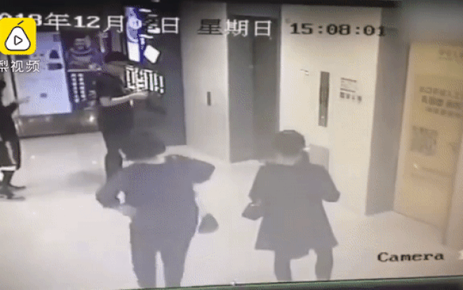 Đang đứng chờ thang máy, tai họa bất ngờ ập tới Ảnh 2