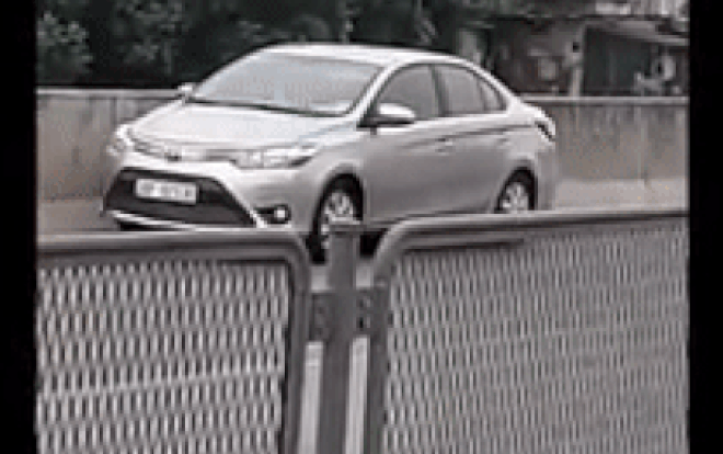 Bất chấp hàng trăm xe ô tô đang đi với tốc độ cao, chiếc xe con vẫn ngang nhiên đi giật lùi hơn 500m trên cao tốc gây phẫn nộ Ảnh 2