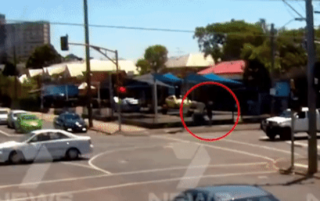 Chi tiết người đàn ông biến mất bí ẩn vài giây trước khi xe tải phát nổ gây tranh cãi Ảnh 2