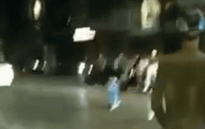 2 tài xế bay vào choảng nhau như phim chưởng, người can ngăn có thân thế 'bất phàm' ai cũng choáng Ảnh 2