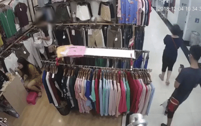 Cô gái thản nhiên vào shop thời trang trộm tới 3 cái quần nhưng thái độ của chủ cửa hàng mới là điều gây chú ý Ảnh 2