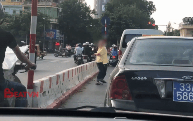 Thích thú trước khoảnh khắc người đàn ông xuống khỏi ô tô, tranh thủ tập thể dục ở ngã tư Ảnh 2