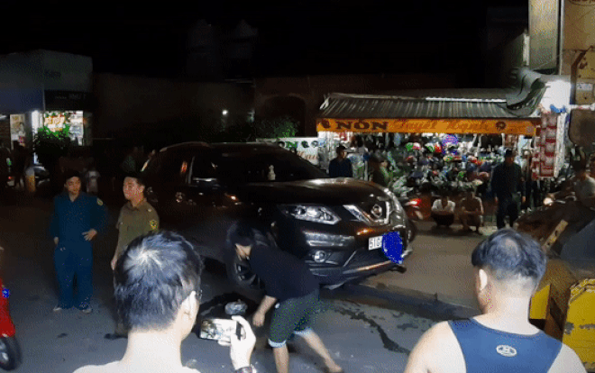 Ô tô 'điên' tông và cuốn vào gầm hàng loạt xe máy khiến 4 người nhập viện, trong đó có 1 trẻ em Ảnh 2