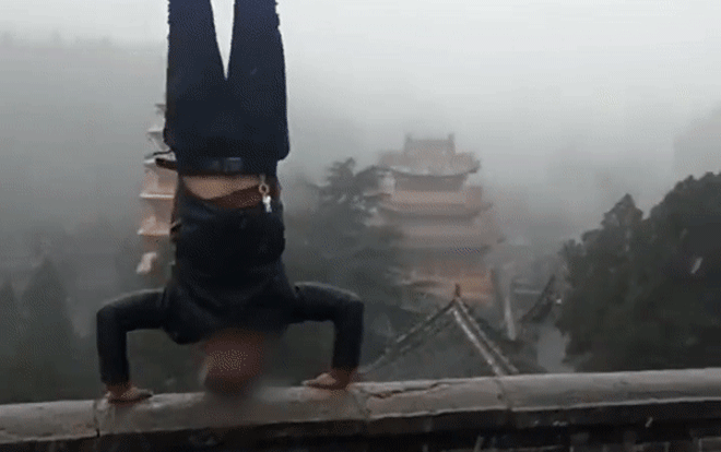 Trồng cây chuối trên bờ tường ngày mưa tuyết, người đàn ông gặp kết đắng sau chưa đầy 2 giây Ảnh 2