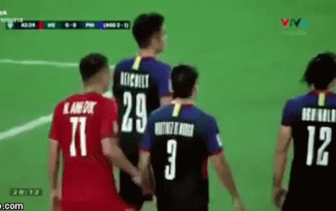 Hình ảnh Đình Trọng tức giận, đanh đá phản ứng cầu thủ đội bạn để bảo vệ đồng đội khiến dân mạng đua nhau chế ảnh Ảnh 2