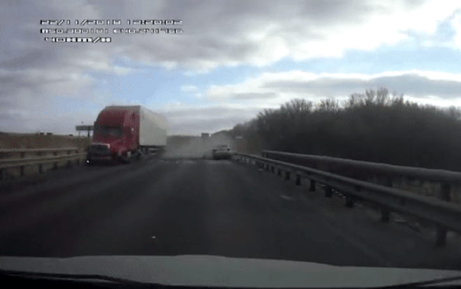 Bị xe con chạy ngược chiều đâm, xe tải phát nổ chìm trong biển lửa Ảnh 2