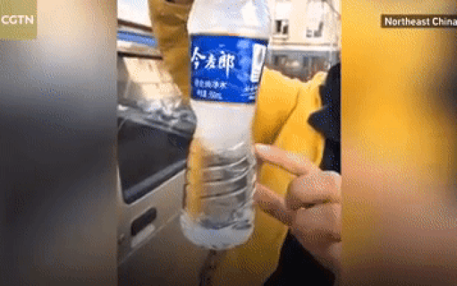 Trứng vừa đập hay nước chảy từ vòi lập tức bị đóng băng ngoài trời âm hàng chục độ ở Trung Quốc Ảnh 2